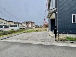 駐車場は2台まで駐車可能。マイカーの車幅もお確かめください。