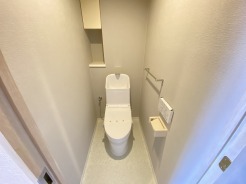 もちろんウォシュレット機能付き。憩いの場としてひそかに注目度の高いお手洗いにもご注目ください。