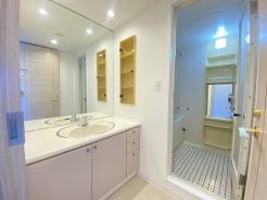 生活用品のレイアウトが見やすい一面鏡タイプの洗面化粧台。