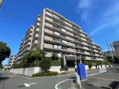 前面道路は歩道も整備され、小さなお子様にも安心です。