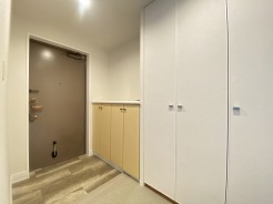 靴がしっかり収まるから、散らかりがちな玄関もスッキリ。