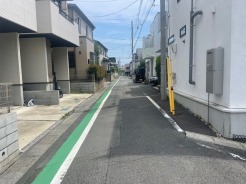 住民の方が主に利用する交通量少なめの道路に面してます。