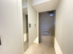 玄関を開けたらシューズボックス、使いやすい配置です。