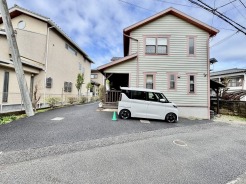 車通りの少ない閑静な住宅地、のびのびした子育てに適します。
