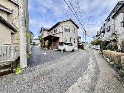 駐車場は停めやすい広さで5台可、家庭菜園も楽しめる。敷地のびのび90坪。