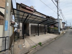 幅員の狭い道ですが、車通りの少ない住宅街に立地してます。