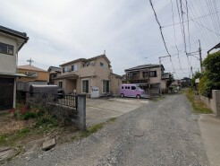 幅員の狭い道ですが、車通りの少ない住宅街に立地してます。