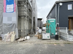 車通りの少ない閑静な住宅地、のびのびした子育てに適します。