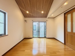 南側に大きな窓を配置、明るいリビングが出来ました。