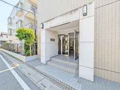 管理人さんがメンテナンスしてくれるエントランス。