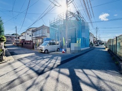 前面道路は歩道も整備され、小さなお子様にも安心です。