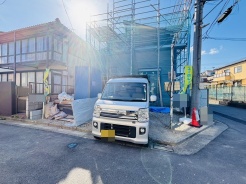 駐車場は2台まで駐車可能。マイカーの車幅もお確かめください。