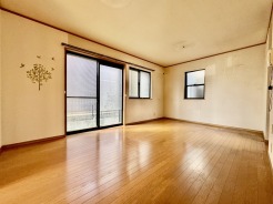リフォーム工事前。家族が自然に集りそうな広さが魅力のLDK。