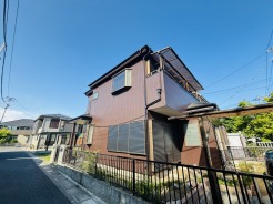 角地につき、開放感に恵まれる住居がここに。