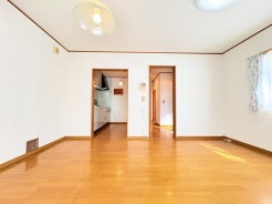 家族が自然に集りそうなLDK。