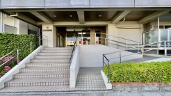 前面道路は歩道も整備され、小さなお子様にも安心です。