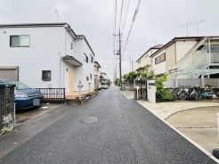前面道路は歩道も整備され、小さなお子様にも安心です。
