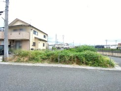 車通りの少ない閑静な住宅地、のびのびした子育てに適します。