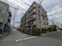 最上階角部屋で陽当たり良好な物件です。