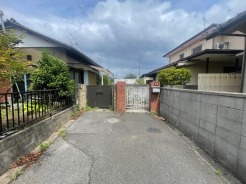 住民の方が主に利用する交通量少なめの道路に面してます。現地をご覧いただきながら、住まいの夢をお聞かせください。
