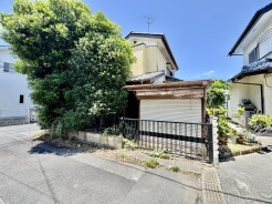 車通りの少ない閑静な住宅地、のびのびした子育てに適します。
