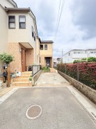 幹線道路から1本入った現地は、想像以上に静かに感じられます。