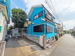 幅員の狭い道ですが、車通りの少ない住宅街に立地してます。