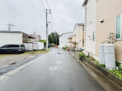 住民の方が主に利用する交通量少なめの道路に面してます。