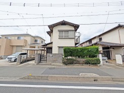 幹線道路から1本入った現地は、想像以上に静かに感じられます。