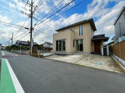 幹線道路から1本入った現地は、想像以上に静かに感じられます。
