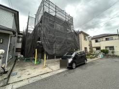 駐車場は2台まで駐車可能。マイカーの車幅もお確かめください。