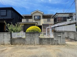 車通りの少ない閑静な住宅地、のびのびした子育てにも適します。