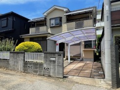 さいたま新都心駅まで徒歩16分。通勤通学に便利で、駅周辺の生活施設も利用しやすい。