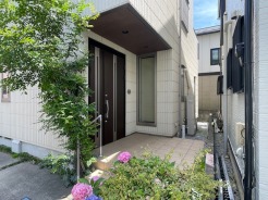 アプローチからの玄関がおしゃれな住宅。出発も帰宅も楽しみになるかも。
