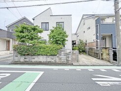 幹線道路から1本入った現地は、想像以上に静かに感じられます。