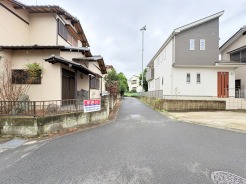 閑静な住宅地で叶える、穏やかな新生活が待ってます。
前面道路。