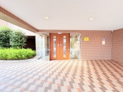 清潔感のあるエントランスまわりは、明るく穏やかな表情を見せ、訪れる人を優しく迎え入れる空間です