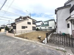 車通りの少ない閑静な住宅地、のびのびした子育てに適します。