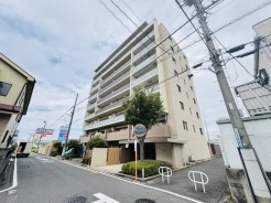タイル張りの荘厳な外観は、マンションならでは。
