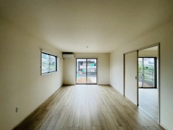 南側に大きな窓を配置、明るいリビングが出来ました。