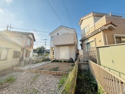 閑静な住宅地で、小さなお子様がいるご家族にも安心。