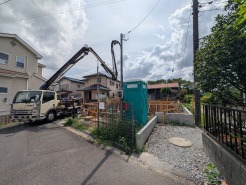 幅員の狭い道ですが、車通りの少ない住宅街に立地してます。
北西側は法定外道路です。