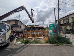 南東道路に面した、陽当たり良好な物件です。