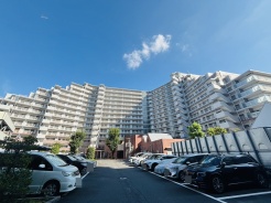 タイル張りの荘厳な外観は、マンションならでは。
