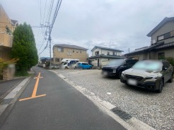 住民の方が主に利用する交通量少なめの道路に面してます。