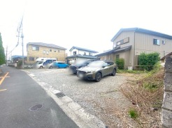 車通りの少ない閑静な住宅地、のびのびした子育てに適します。
