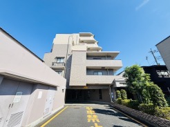 タイル張りの荘厳な外観は、マンションならでは。