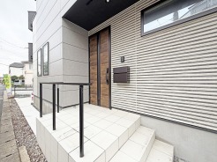 ポーチのついた新築分譲物件。玄関の印象はいかがでしょうか?入口からご覧ください。