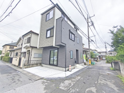 車通りの少ない閑静な住宅地、のびのびした子育てに適します。