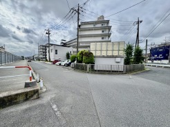 前面道路は歩道も整備され、小さなお子様にも安心です。